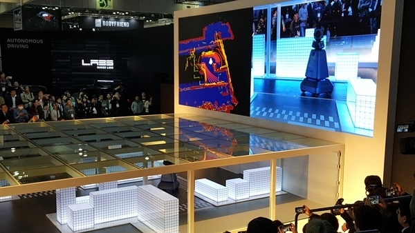 네이버랩스가 처음으로 시연한 실내 3D제작용로봇 M1에 쏠린 눈. 사진=이재구기자 