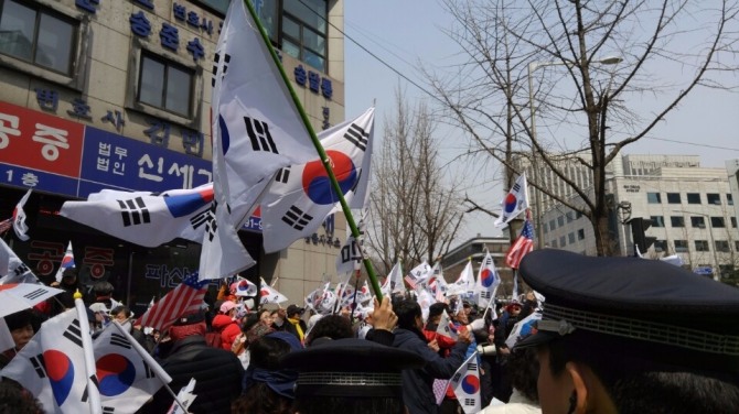 박근혜 구속 해외언론 외신 긴급타전 1등은 중국 신화사 통신이다. 박근혜 구속반대 태극기 시위. 사진 - 천진영 기자