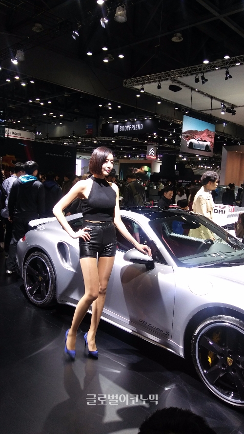 레이싱 모델이 포르쉐 차량과 포즈를 취하고 있다. 사진=천원기 기자