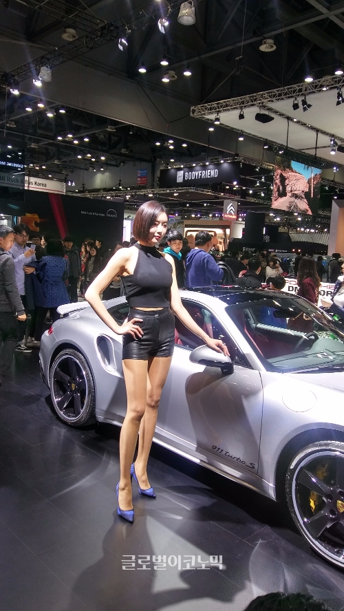 레이싱 모델이 포르쉐 차량과 포즈를 취하고 있다. 사진=천원기 기자