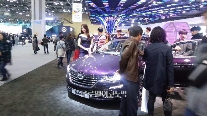 귀족을 상징하는 '아메시스트 블랙'으로 도색된 르노삼성 SM6가 레이싱 모델과 함께 관람객을 맞이하고 있다. 사진=천원기 기자