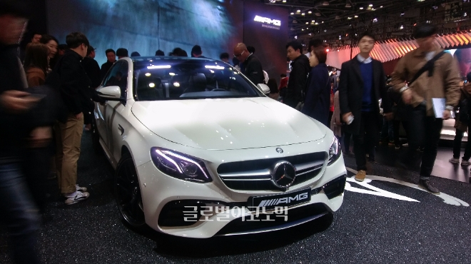 1일 킨텍스 전시장에 마련된 메르세데스-벤츠 부스에는 많은 관람객들이 모였다. 사진=천원기 기자