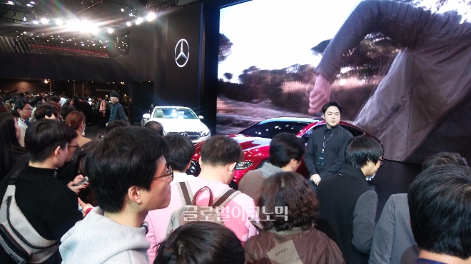 1일 킨텍스 전시장에 마련된 메르세데스-벤츠 부스에는 많은 관람객들이 모였다. 사진=천원기 기자
