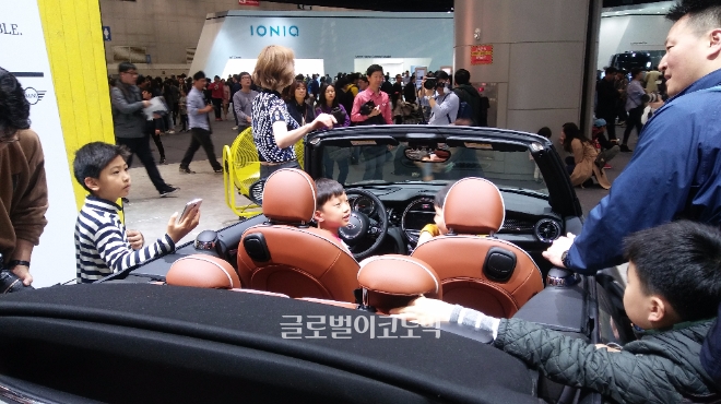 미니자동차의 미니 컨버터블. 사진=천원기 기자