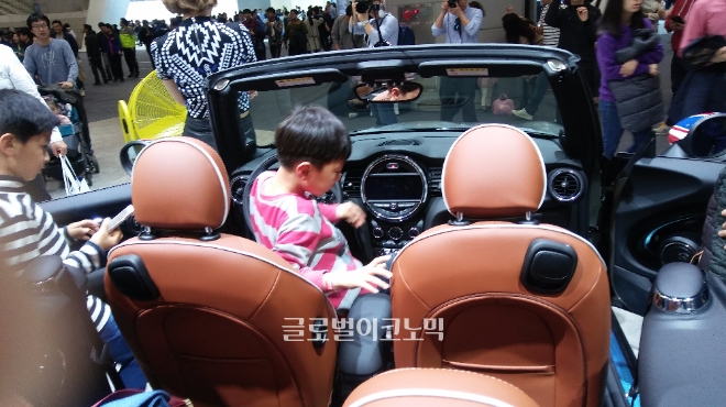 미니자동차의 미니 컨버터블. 사진=천원기 기자