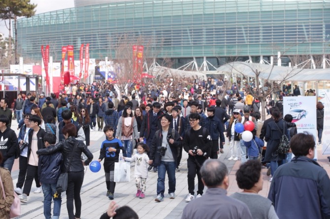 '2017서울모터쇼’가 가족 나들이 인파로 성황을 이루고 있습니다.