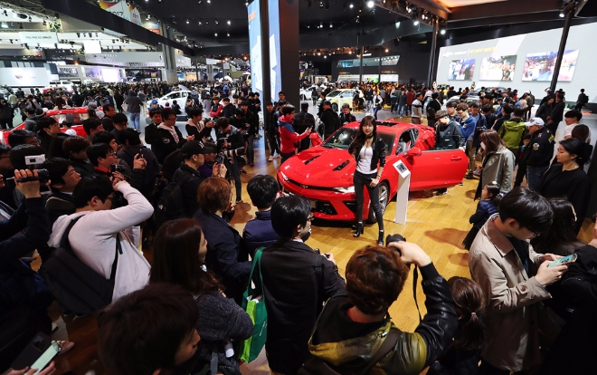 2017 서울모터쇼가 본격 개막한 가운데 한국지엠 쉐보레 전시장이 모터쇼 관람객들의 이목을 집중 시키고 있다.