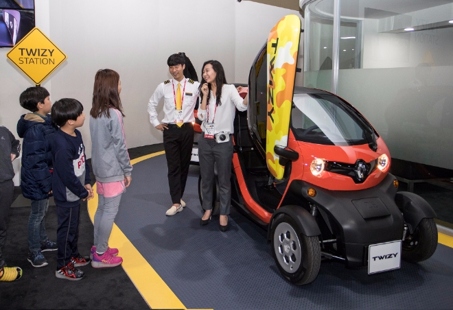  르노삼성자동차 도슨트가 어린이 관람객들에게 자동차에 대해 알기 쉽고 재미있게 설명하고 있다.