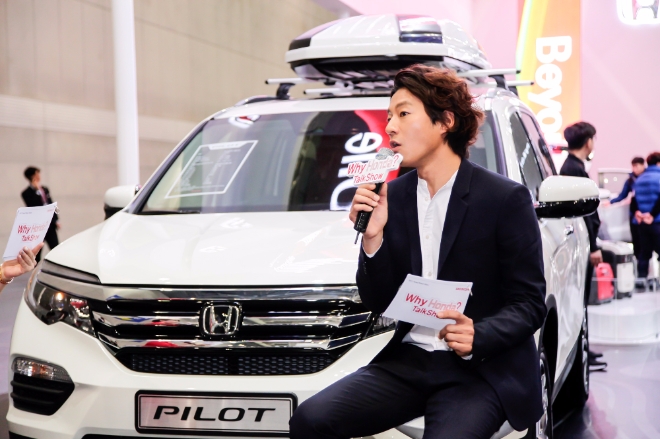 배우 이천희가 '2017 서울모터쇼' 혼다관에 등장해 관람객들의 눈길을 사로 잡았다.