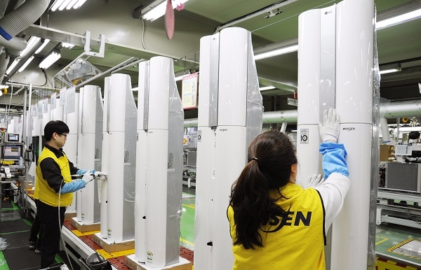 LG전자 직원들이 지난 2일 경남 창원시 휘센 에어컨 생산라인에서 제품생산에 몰두하고 있다.