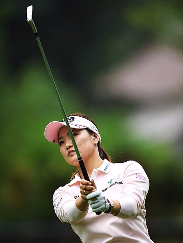 세계랭킹 3위 유소연(27)이 미국여자프로골프(LPGA) 투어 월마트 NW 아칸소 챔피언십 2라운드에서 10언더파 61타를 기록, 코스레코드와 개인 통산 최저타를 달성하며 단독선두에 올라섰다/ 사진=뉴시스