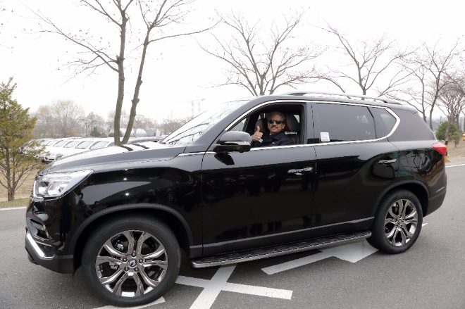 마힌드라 총괄회장이 G4 렉스턴 시승 후 만족감을 나타내고 있다.