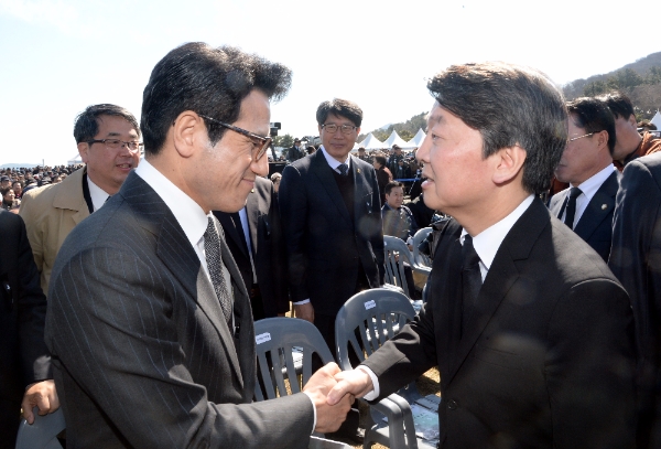 안철수 국민의당 전 대표가 3일 오전 제주특별자치도 제주 4·3평화공원에서 열린 제69주년 제주 4·3 희생자 추념식에 참석해 정병국 바른정당 전 대표와 악수하고 있다. 사진=뉴시스