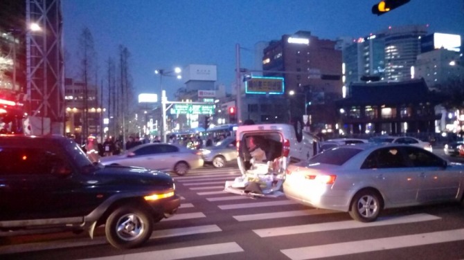 3일 SC제일은행 본점 앞 사거리에서 구급차가 전복되는 교통사고가 발생했다. 사진=글로벌이코노믹