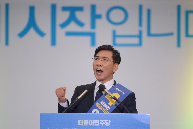 안희정 더불어민주당 경선후보가 서울 고척돔에서 열린 제19대 대통령선거 후보자 수도권·강원·제주 선출대회에서 정견발표를 하며 지지를 호소하고 있다. /뉴시스