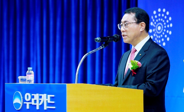 유구현 우리카드 사장이 서울 종로 우리카드 본사에서 창립 4주년 기념 발언을 하고 있다. 