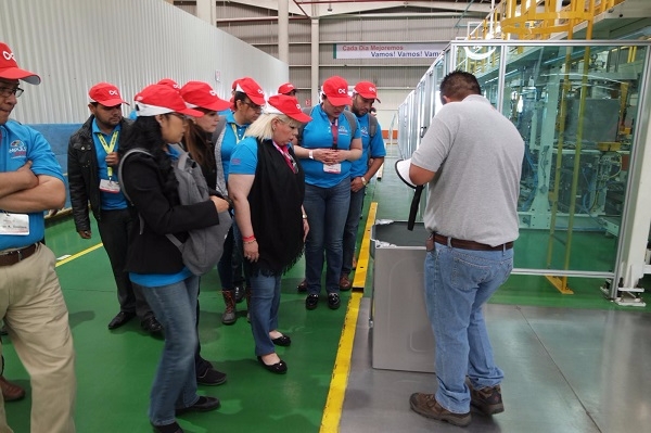 멕시코 시어스 매니저들이 지난 3일 현지 동부대우전자 공장을 방문해 세탁기의 분해 및 조립과정을 확인하고 있다.