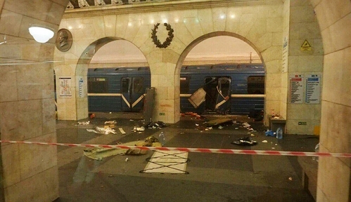 3일(현지시간) 러시아 상트페테르부르크 지하철 객차에서 발생한 자살폭탄 테러로 11명이 숨지고 45명이 부상당한 것으로 전해졌다 / 사진=AP 뉴시스