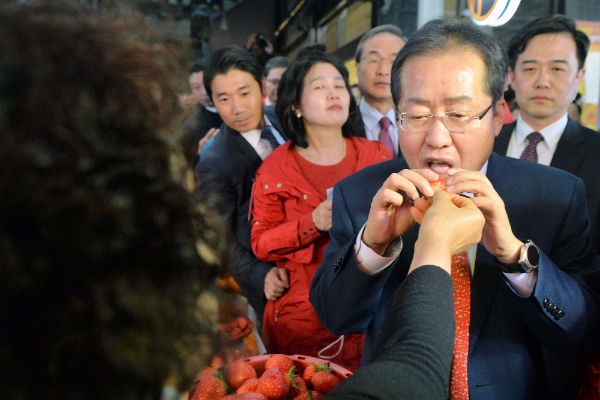4일 오후 대구 북구 칠성시장을 찾은 홍준표 자유한국당 대선 후보가 상인이 주는 딸기를 먹고 있다. 사진=뉴시스
