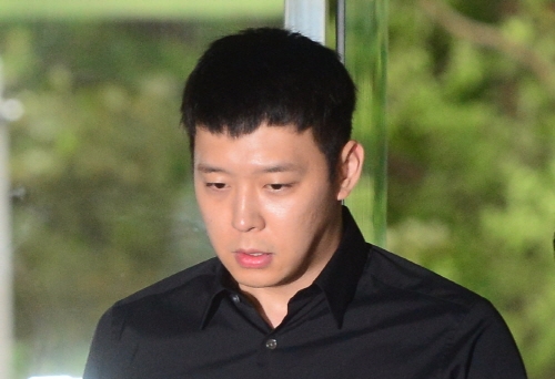 성폭행 혐의로 4차례 피소된 가수 겸 배우 박유천이 피의자 신분으로 조사를 받기 위해 30일 오후 서울 강남경찰서로 들어서고 있다. 뉴시스 