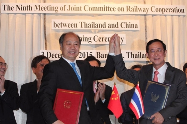 왕샤오타오 중국 국가발전개혁위 부부장(王晓涛,왼쪽)과 태국 아르콤 템피타야파이싯 교통부 장관(오른쪽)이 '중·태 철도협력' 체결 후 기념촬영을 하고 있다. 