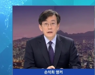 5일 JTBC 뉴스룸에 출연한 서복현 기자와 손석희 앵커가 안보의 보수 프레임을 놓고 멋쩍은 장면을 연출했다, 사진=JTBC 캡처