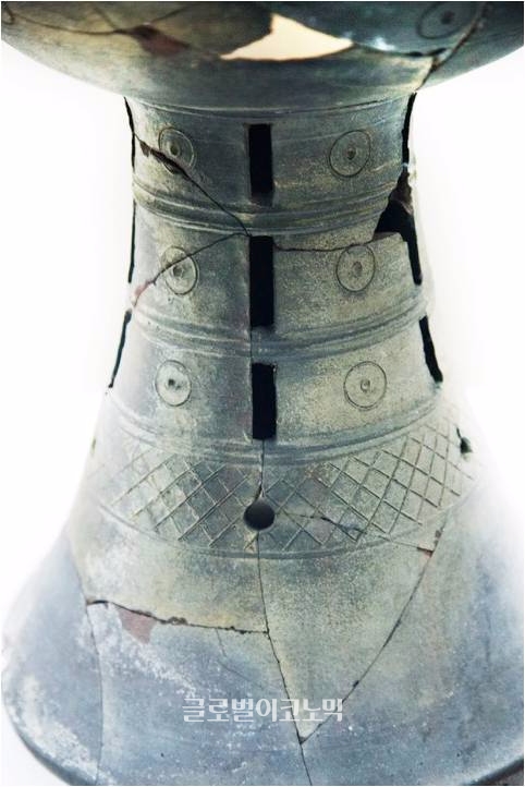 말이산6호 고분군에서 출토된 가야시대 5세기 불꽃무늬바리형그릇받침, 함안박물관