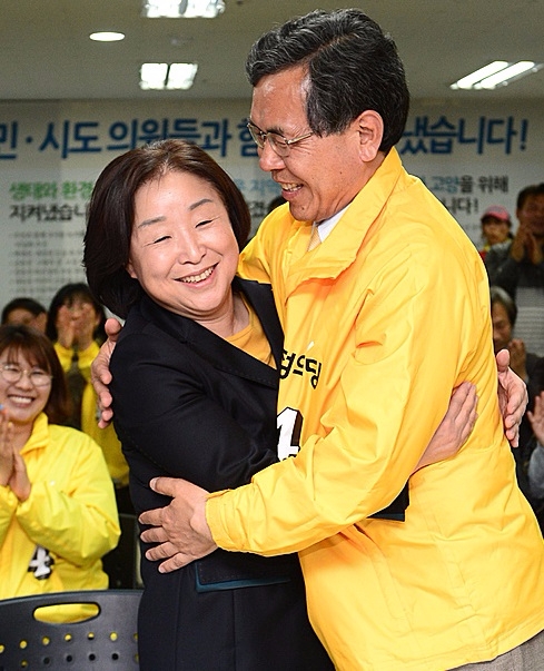 경기 고양갑 선거구에 출마한 심상정 정의당 총선 선대위 상임선대위원장이 제20대 국회의원 선거날인 지난해 4월 13일 오후 경기 고양시 덕양구 자신의 선거사무소에서 당직자 및 지지자들과 개표 결과를 지켜보며 기뻐하고 있다. /뉴시스 