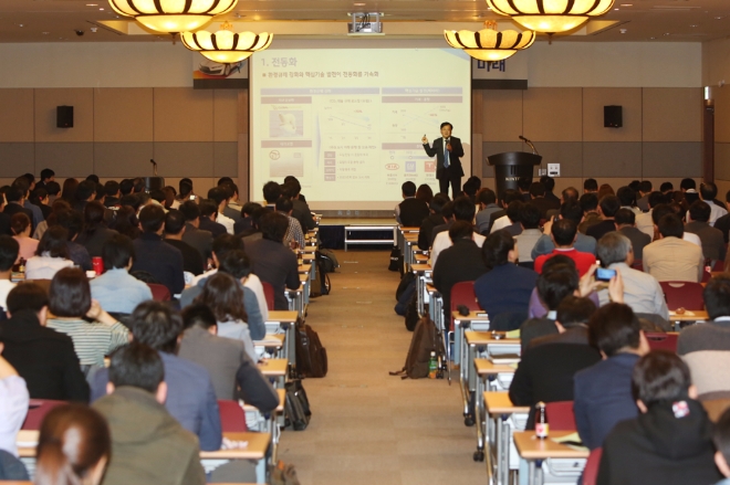 경기 고양 일산 킨텍스에서 6일 오후 개최된 2017서울모터쇼 ‘제4차 산업혁명과 자동차산업의 미래’ 세미나에 청중들이 강연을 듣고 있다. 