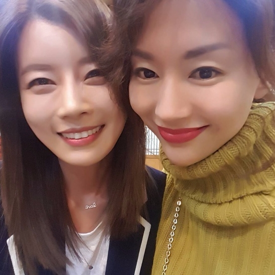 SBS주말 드라마 '우리 갑순이'에서 극중 반지아로 나온 서유정이 5일 극중 신재순 역을 맡은 유선과 다정한 포즈를 취하고 있는 사진을 공개했다. 서유정은 극에 중간 합류를 두고 '행운, 배려, 감사, 축복'이라고 종방 소감을 전했다. /사진=서유정 인스타그램 캡처