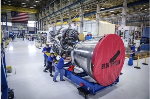 제프 베조스가 아마존 CEO가 자신이 세운 우주여행회사 블루 오리진의 우주 프로젝트를 위해 자신의 주식을 매각해 왔다.  사진=제프베조스/ 블루오리진