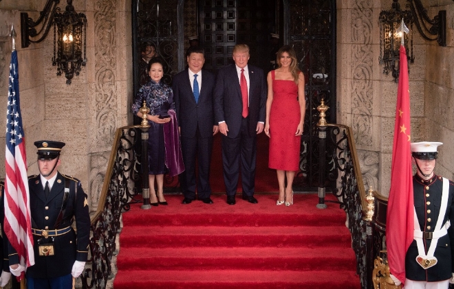 미·중 정상회담을 위해 미국을 방문한 시진핑 중국 국가주석과의 만찬 직후 도널드 트럼프 미국 대통령이 시리아 공군기지에 순항 미사일 50여발을 발사하며 북한과 중국을 의식한 것 아니냐는 목소리가 높아지고 있다 / 사진=도널드 트럼프 트위터