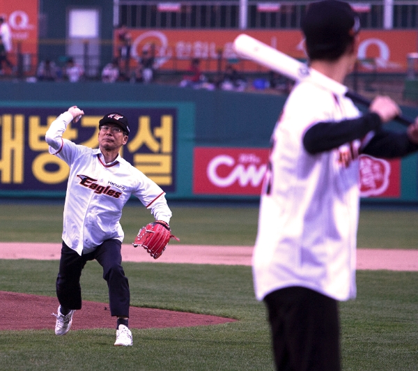 6일 대전 한화생명이글스파크에서 프로야구 한화이글스와 NC다이노스 경기에 앞서 열린 '대전대학교의 날' 행사에서 이종서 총장이 시구를 하고 있다. /사진=뉴시스