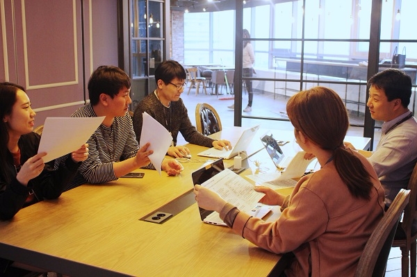 LG전자 한국영업본부 임직원들이 새로운 둥지인 서울 중구 후암동 LG 서울역 빌딩에서 회의를 하고 있다.