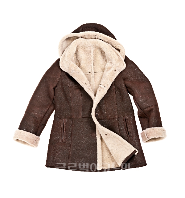 겨울용 패션 외투로 인기가 많은 캐시미어 소재 제품은 마찰과 물에 약하므로 착용과 보관에 주의해야 한다.