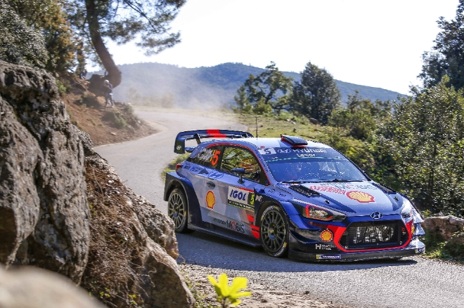 2017 월드랠리챔피언십(WRC) 프랑스 랠리에 참가한 현대자동차 현대모터스포츠팀의 티에리 누빌(Thierry Neuville)의 레이싱카.