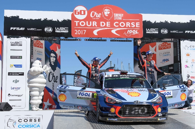 2017 월드랠리챔피언십(WRC) 프랑스 랠리에서 1위를 차지한 현대자동 현대모터스포츠팀의 티에리 누빌(Thierry Neuville)과 니콜라스 질술(Nicolas Gilsoul)이 승리의 기쁨을 만끽하고 있다.