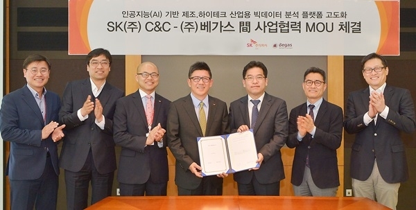 SKC&amp;C와 베가스가 11일 산업용 빅데이터 분석 플랫폼 고도화를 위한 사업협력 양해각서(MOU)를 교환했다. 사진=SK C&amp;C 