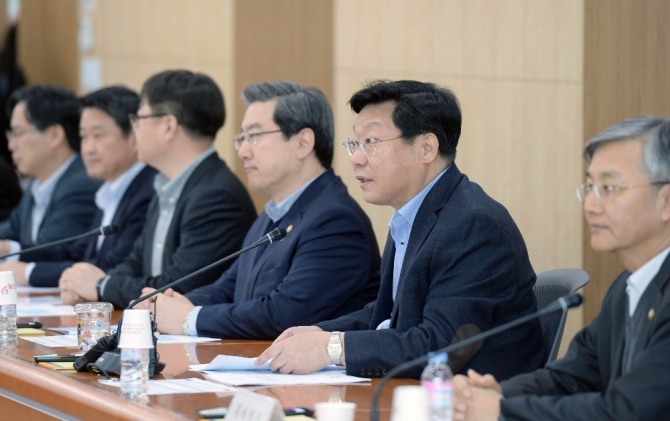 주형환 산업통상자원부 장관(왼쪽 두번째)가 회의를 주재하고 있다.