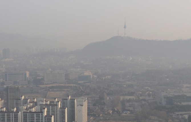 18일 서울 상공에서 바라본 도심의 모습이 미세먼지로 인해 뿌옇다./뉴시스 자료사진