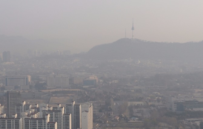 서울 상공에서 바라본 도심의 모습이 미세먼지로 인해 뿌옇다./뉴시스 자료사진