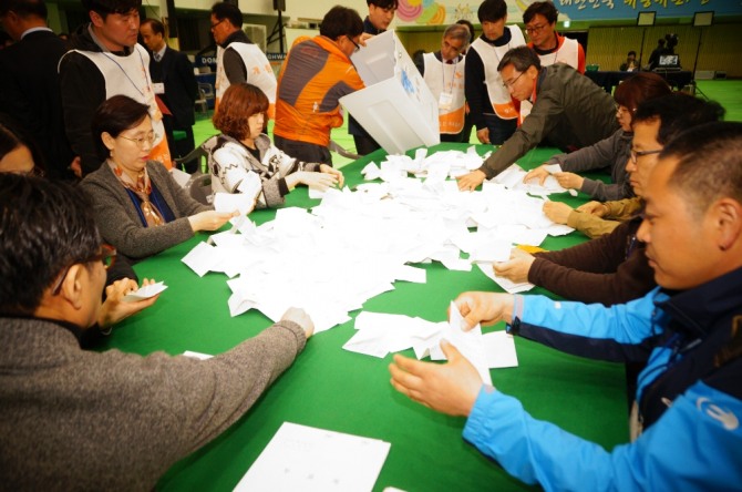  12일 경북 상주시 실내체육관에 마련된 상주·군위·의성·청송지역 4·12국회의원 재선거 개표소에서 개표요원들이 투표용지를 정리하고 있다. /뉴시스