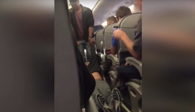 오버부킹으로 승객을 강제로 끌어내려 논란이 된 유나이티드항공. 자료-유튜브 캡쳐