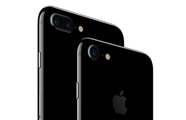 올가을 새로 나올 두가지 일반 아이폰7시리즈 변종 기본모델은 32GB의 내장메모리를 갖춘 것으로 알려지고 있다. 사진은 아이폰7시리즈. 사진=애플 