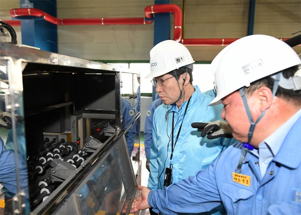 권오준 포스코 회장이 지난해 7월 준공한 4호기 생산라인의 음극재 열처리 과정을 지켜보고 있다.