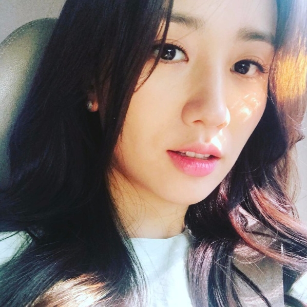 박하선이 지난 12일 자신의 SNS를 통해 무결점 피부가 돋보이는 민낯 사진을 게재했다. /사진=박하선 인스타그램 캡처