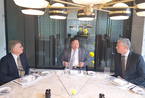 주형환 산업통상자원부 장관이 14일 서울 포시즌호텔에서 하워드 뱀지 GCF 사무총장과 프랭크 리즈버만 GGGI 사무총장을 만나 오찬을 함께했다. 