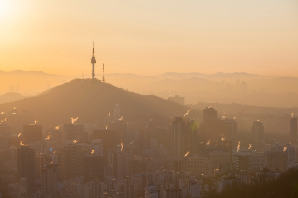 최근 미세먼지로 고통 받고 있는 사람들이 부쩍 늘어나고 있는 가운데 OECD는 2060년까지 대기오염에 의해 5만2000명~5만4000명의 한국인이 조기 사망할 것으로 예상했다. 사진=글로벌이코노믹