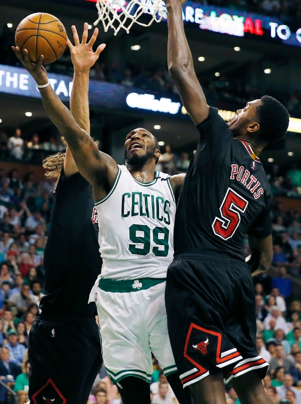 16일 NBA 플레이오프 동부 컨퍼런스 1라운드 1차전에서 보스턴 Jae Crowder가 시카고  Bobby Portis 앞에서 슛을 하고 있다. 이날 경기에서 시카고는 보스턴을 106-102로 제압했다. /사진=뉴시스AP