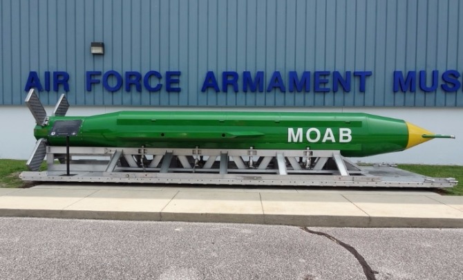 핵무기를 제외한 재래식 무기 중 최강의 화력을 가진 '폭탄의 어머니'로 부리는 'MOAB'.. 자료=youtube.com